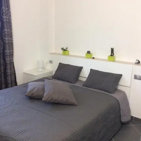 Grey House Apartment *